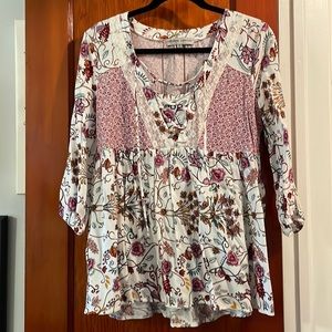 Floral white blouse, tie in the front, good condition, cuffed sleeves, flowy